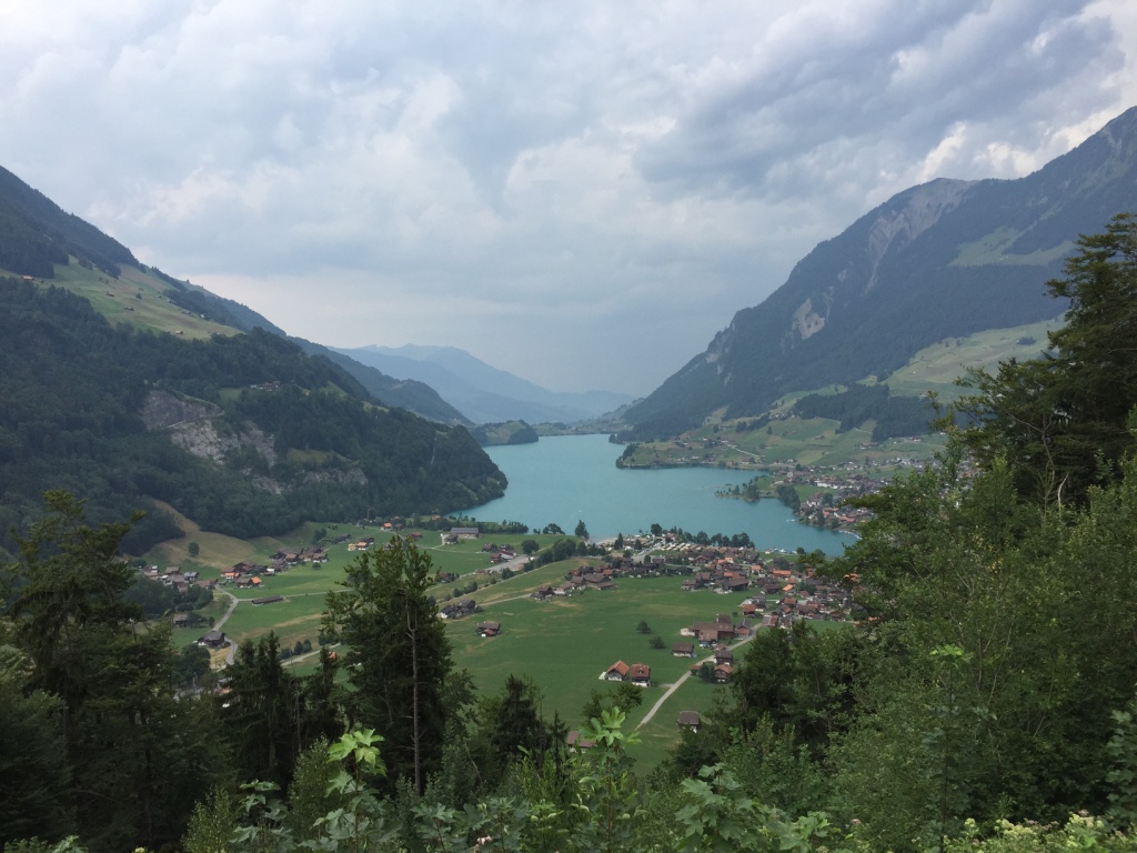 Valle, caseríos y lago