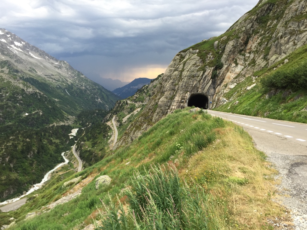 Ruta abajo deja ver los túneles y el valle