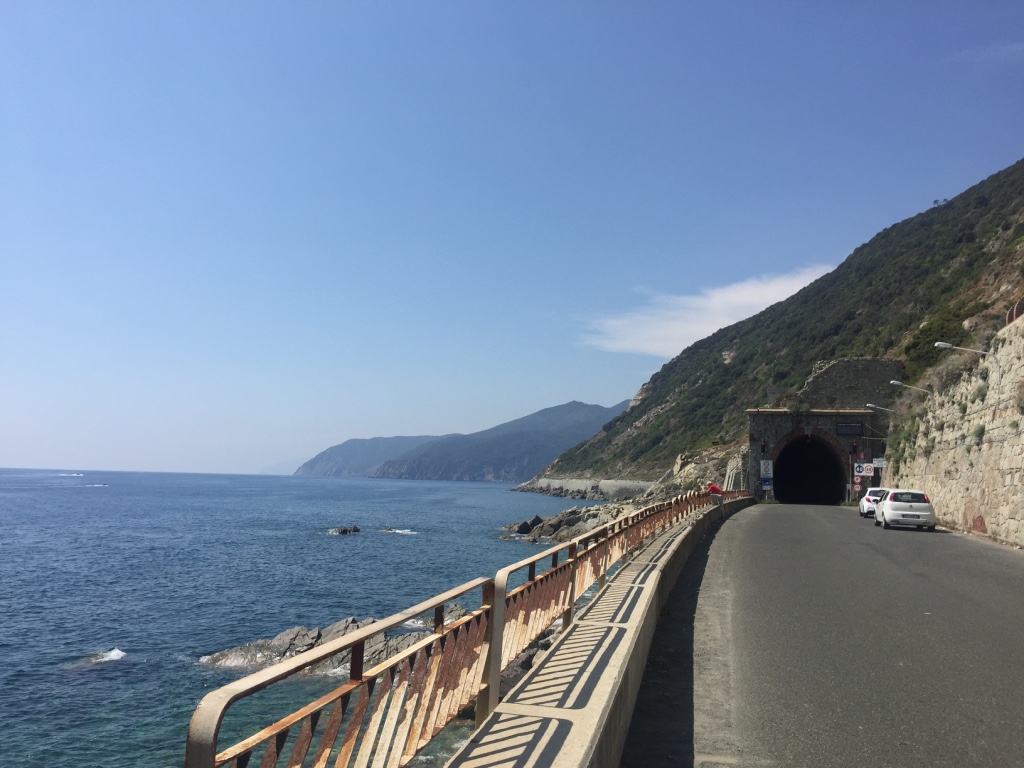 Túneles lúgubres en la ruta costera