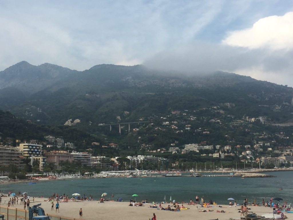 Volviendo a Italia desde Montecarlo, vista de la playa y la autopista